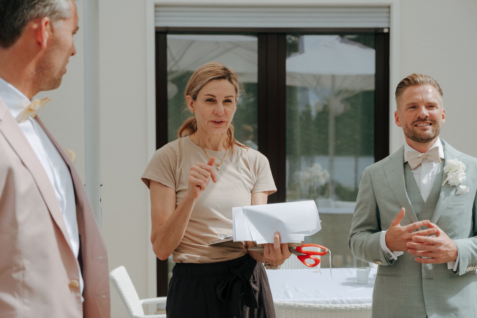 Hochzeitsplanerin Daniela Brauch von Feines Hochzeitsatelier bei den finalen Vorbereitungen für die Hochzeit