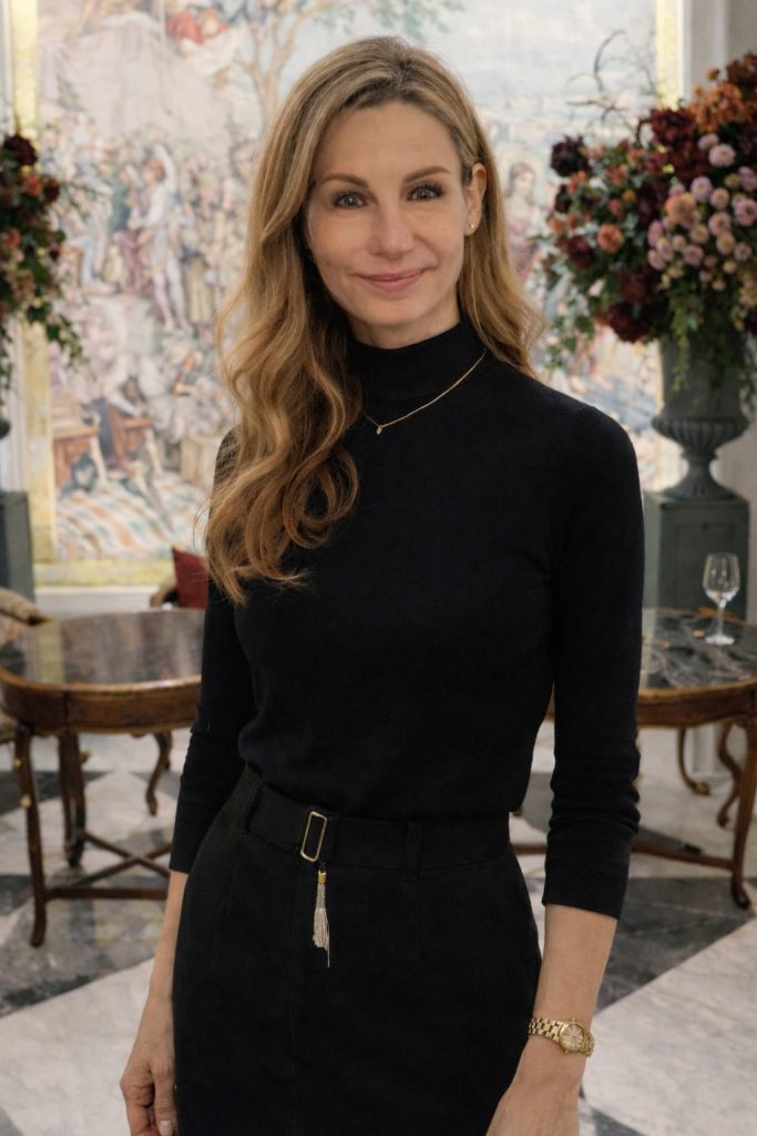 Daniela Brauch steht in der Lobby des 4-Jahreszeiten in Hamburg.