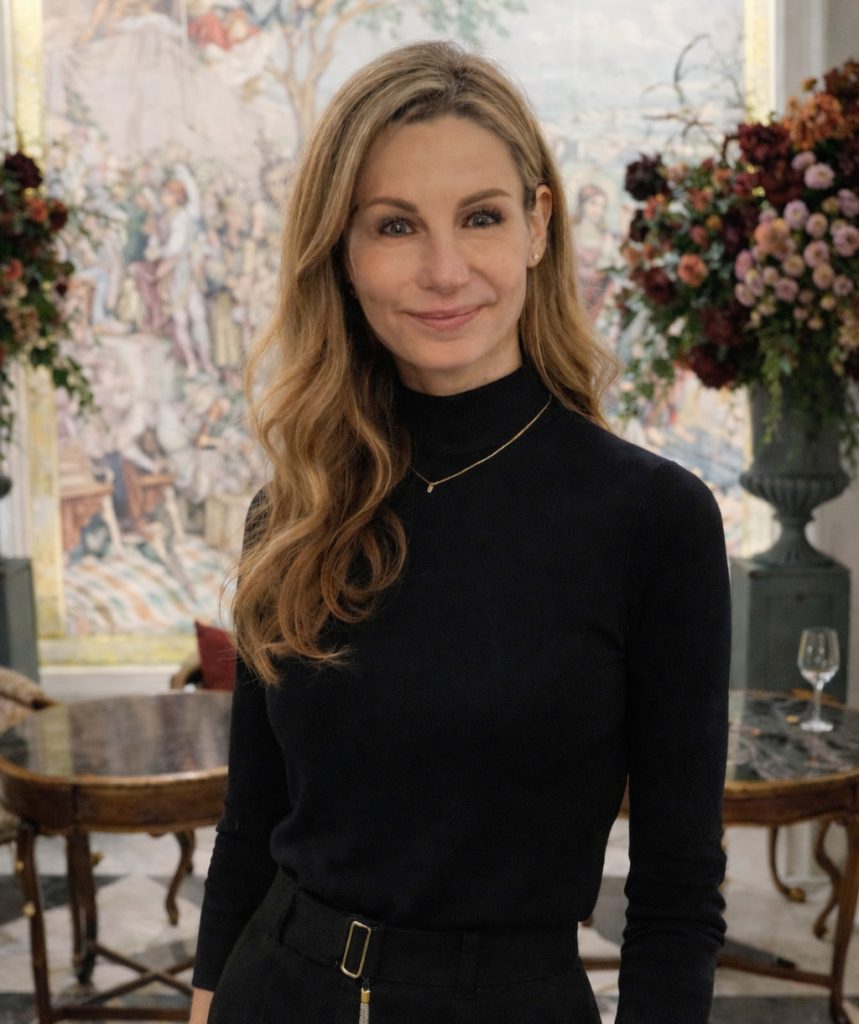 Daniela Brauch steht in der Lobby des 4-Jahreszeiten in Hamburg.